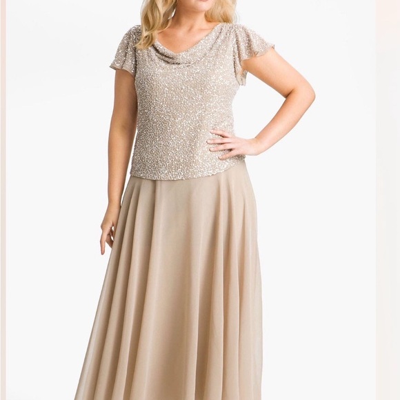 J Kara Dresses & Skirts - ♥️Lovely J Kara Gold Sequin Maxi Dress. Light gold/beige color. Size 12